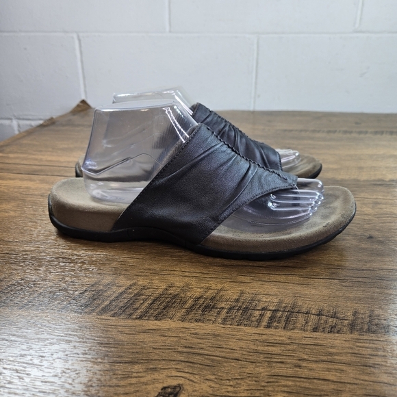 Taos Gift 2 Blue Shirred Leather Thong Sandals - Picture 9 of 9